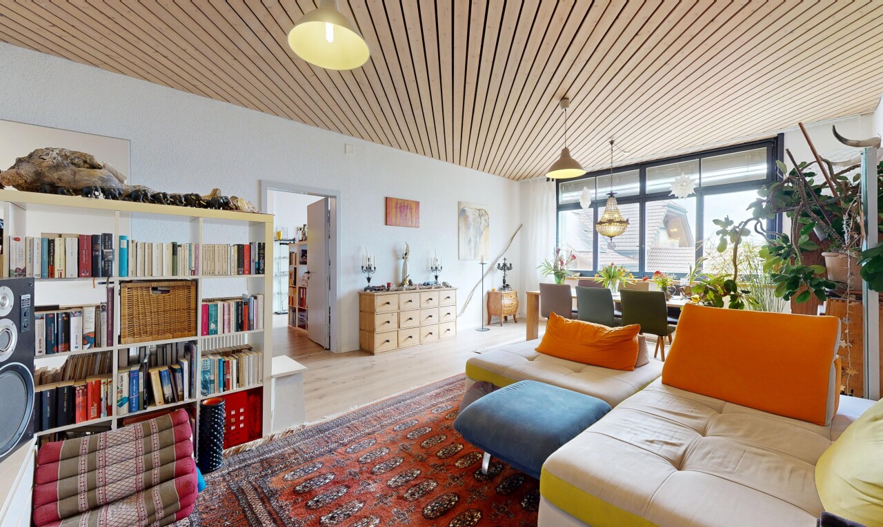 salon avec inside property, lumière naturelle, natural light, sol en finition bois, et wood finish floor