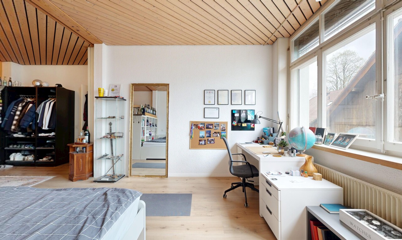 chambre avec plafond en bois, wood ceiling, inside property, light floor, et sol en finition bois