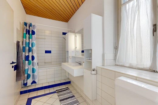 bad mit light floor, komplettes badezimmer, natürliches licht, natural light, und inside property