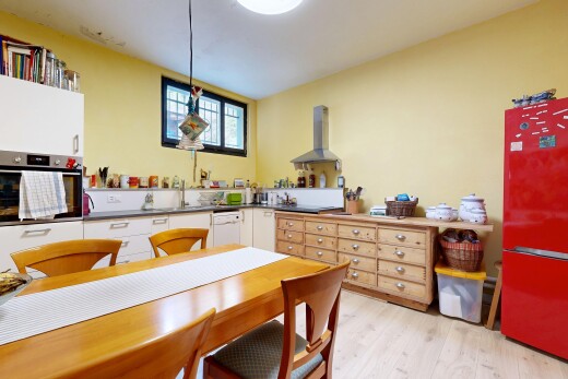 küche mit kühlschrank, ofen, dunstabzugshaube, natürliches licht, und natural light