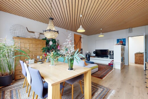 wohn- / esszimmer mit wood ceiling, holzdecke, fernseher, inside property, und wood finish floor