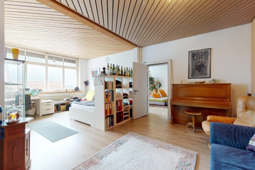 wohnzimmer mit wood finish floor, holzfußboden, inside property, natural light, und natürliches licht