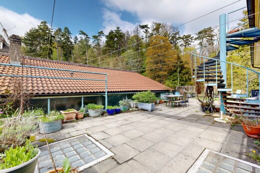 terrasse avec day time, from property, coin repas extérieur, escaliers, et power lines view