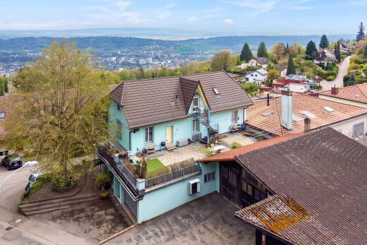 außenansicht mit zaun, day time, drone view, garage, und auffahrt