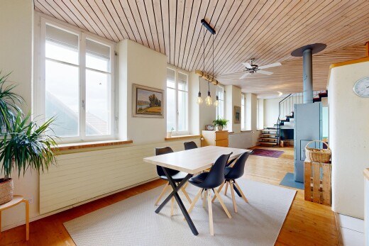salle à manger avec plafond en bois, wood ceiling, inside community, sol en finition bois, et wood finish floor