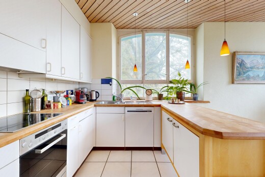 cuisine avec light countertops, four, plafond en bois, wood ceiling, et armoires blanches