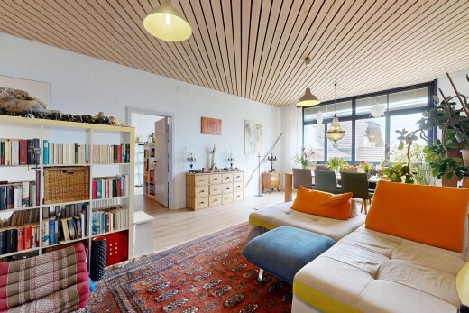 wohnzimmer mit inside property, natürliches licht, natural light, holzfußboden, und wood finish floor