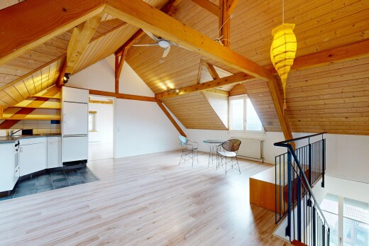 pièce vide avec plafond à poutres, beamed ceiling, lumière naturelle, natural light, et sol en finition bois