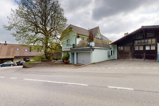 außenansicht mit overcast, eingebaute garage, und auffahrt