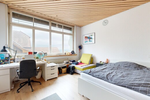 zimmer / schlafzimmer mit natürliches licht, natural light, holzfußboden, wood finish floor, und gipskartonwand