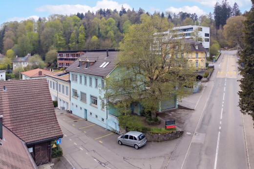 außenansicht mit day time und parkplatz
