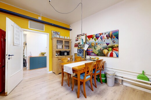 esszimmer mit wood finish floor, holzfußboden, inside property, drywall, und gipskartonwand