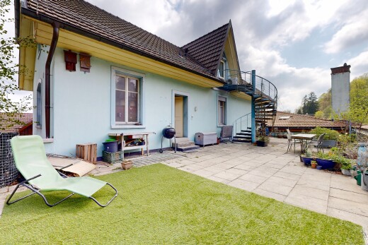 façade avec terrasse, pelouse, property visible, escaliers, et bardage en stuc