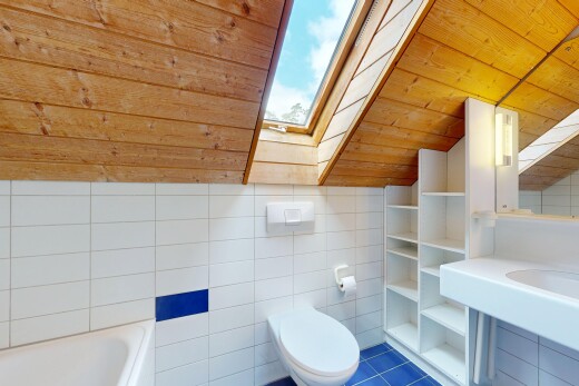 bad mit fliesenwand, tile wall, komplettes badezimmer, dachschräge, und vaulted ceiling