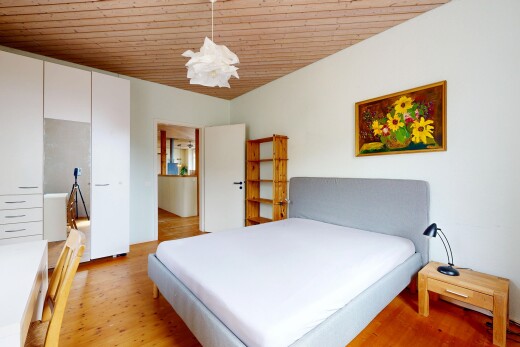 zimmer / schlafzimmer mit wood finish floor, holzfußboden, inside property, light floor, und drywall