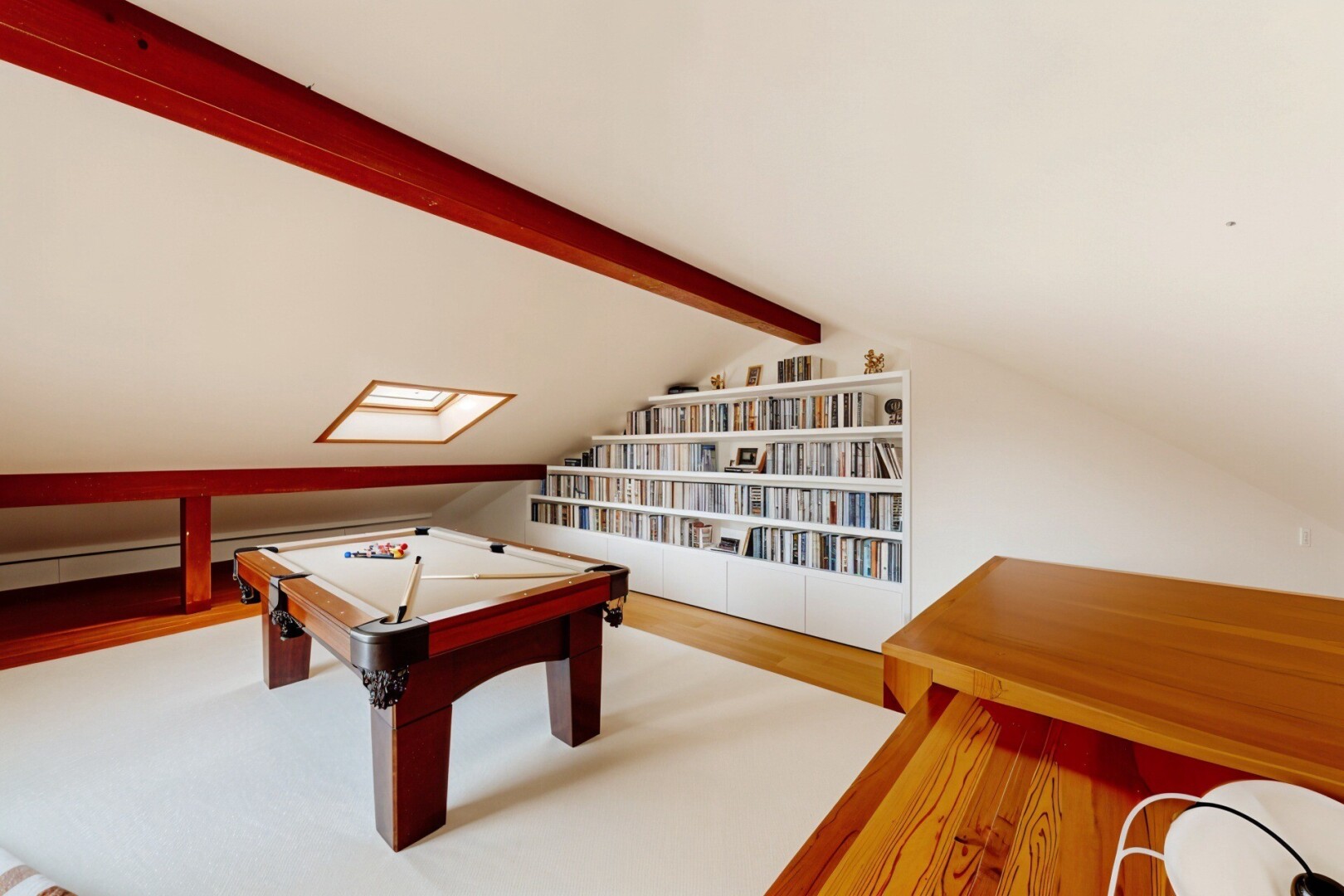 wohnzimmer mit teppich, carpet, dachschräge, vaulted ceiling, und wasserkocher