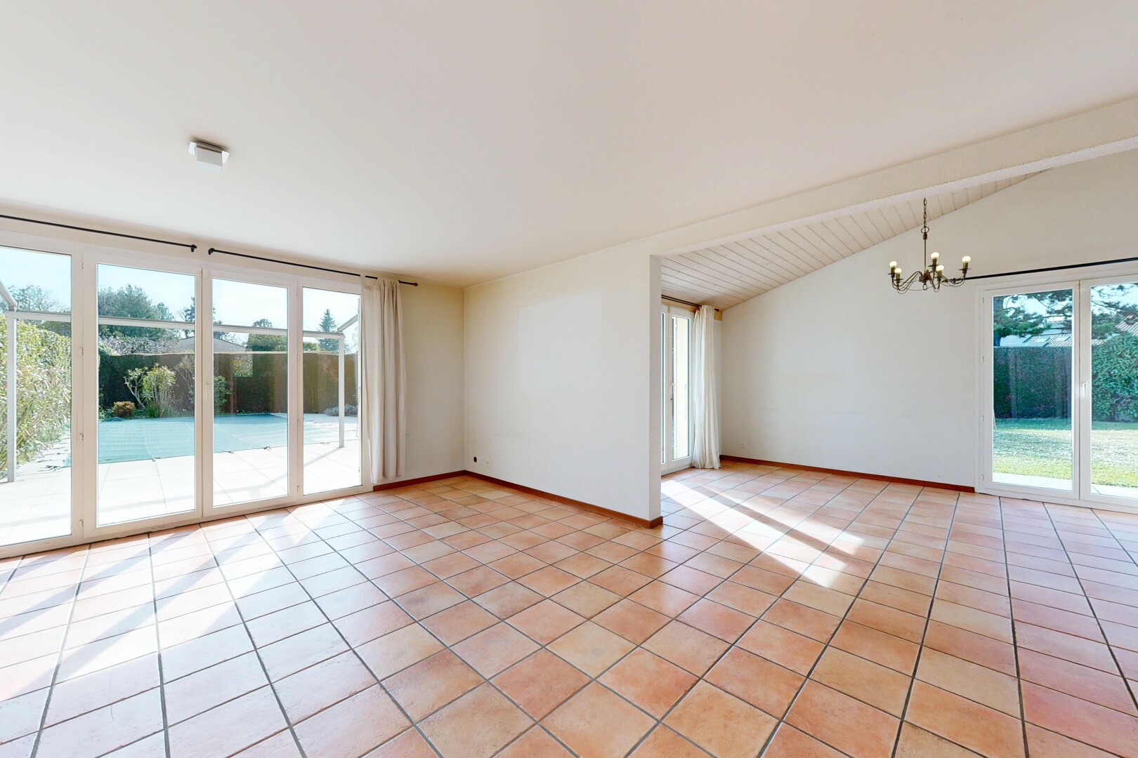 leerer raum mit inside property, gipskartonwand, drywall, natürliches licht, und natural light