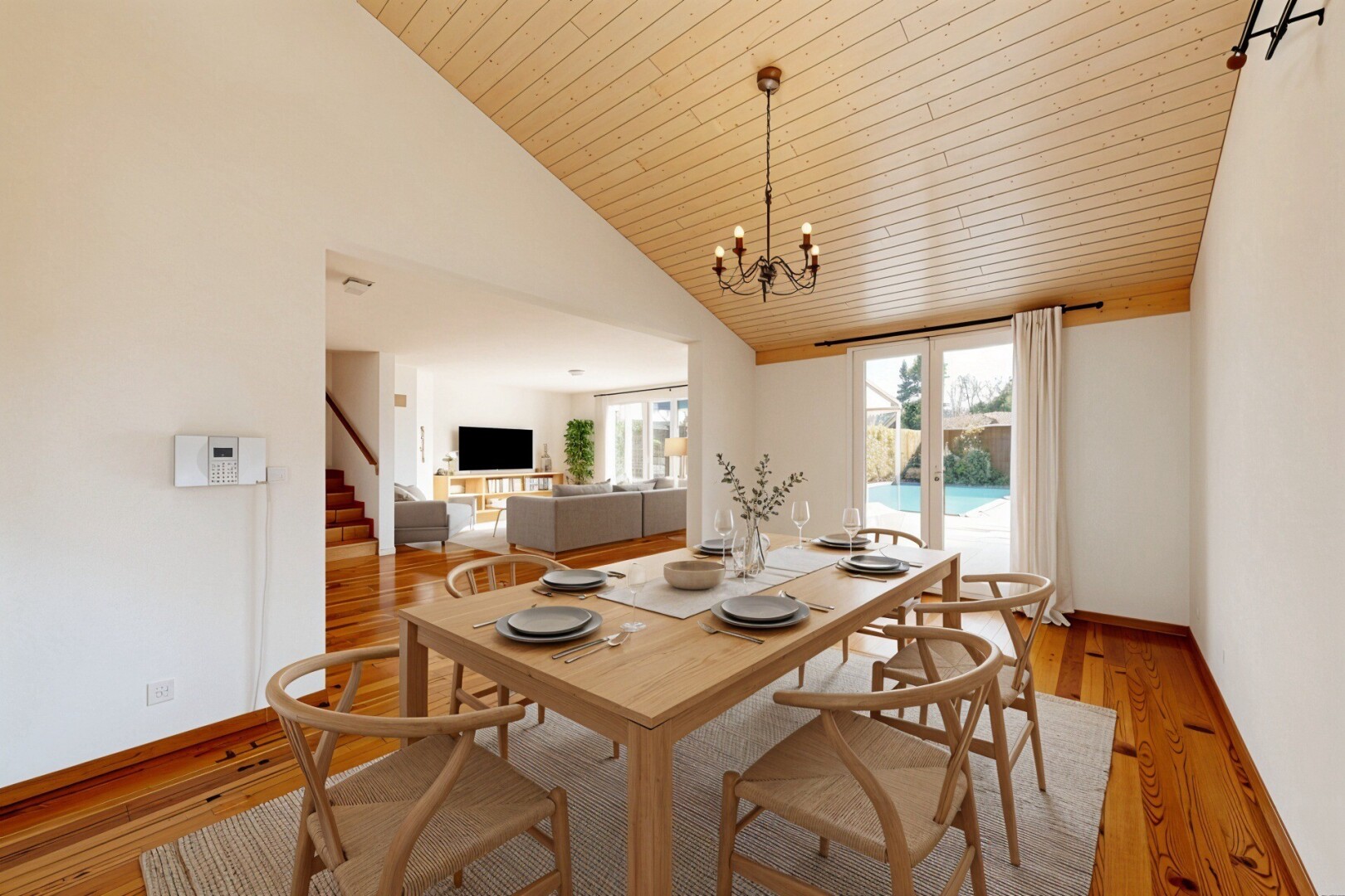 leerer raum mit inside property, hohe decke, high ceiling, bemerkenswerter kronleuchter, und light floor