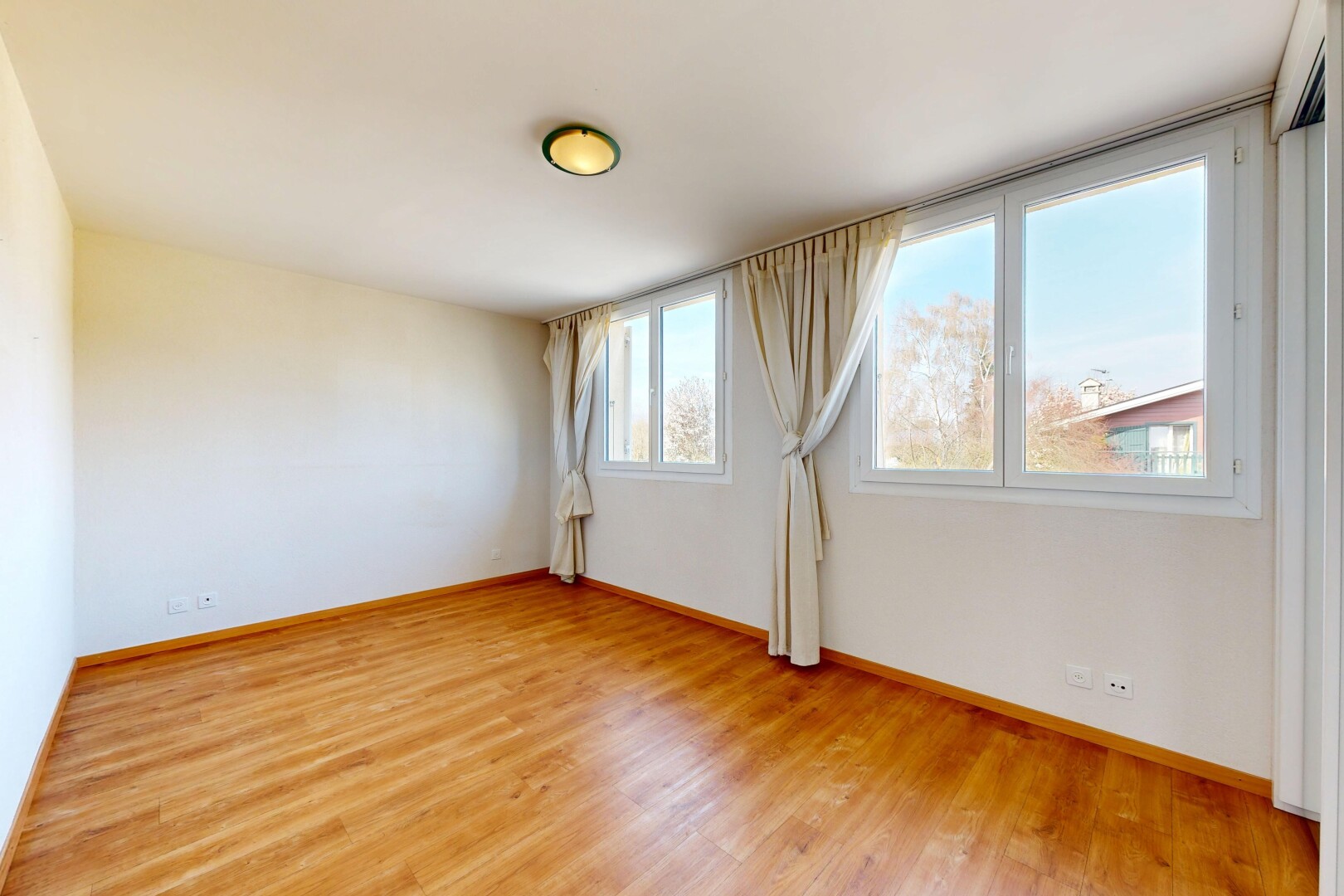 leerer raum mit holzfußboden, wood finish floor, natürliches licht, natural light, und gipskartonwand