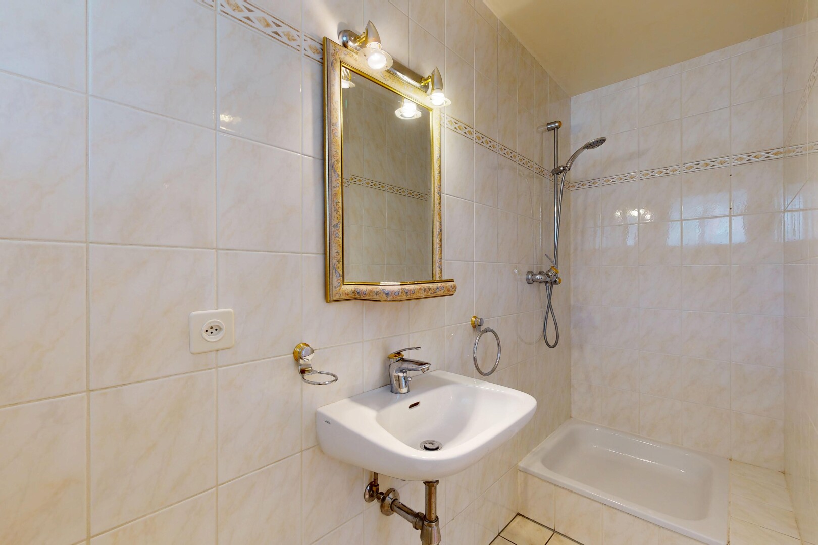 bad mit fliesenwand, tile wall, spiegel, dusche, und komplettes badezimmer