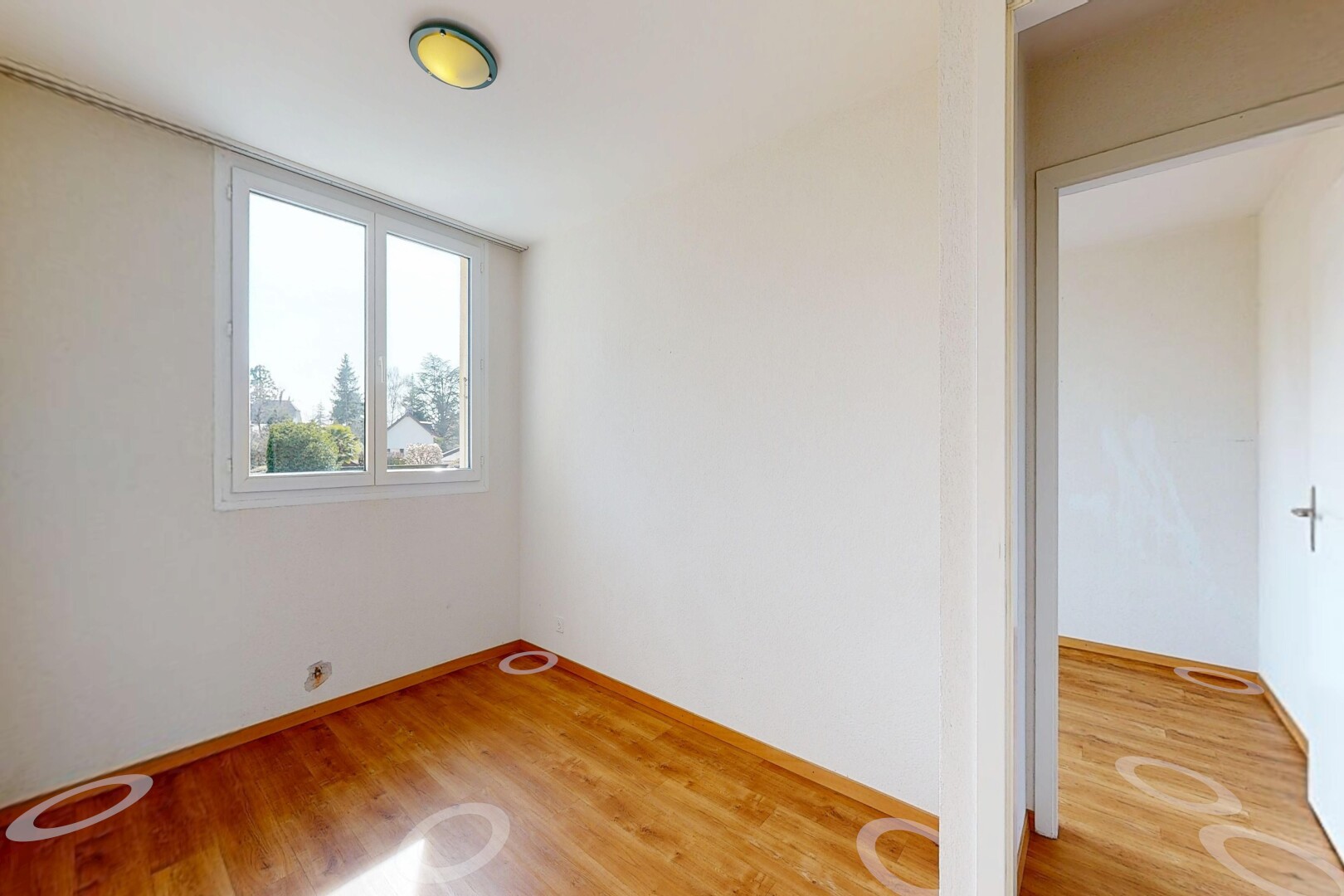 leerer raum mit holzfußboden, wood finish floor, gipskartonwand, drywall, und inside property