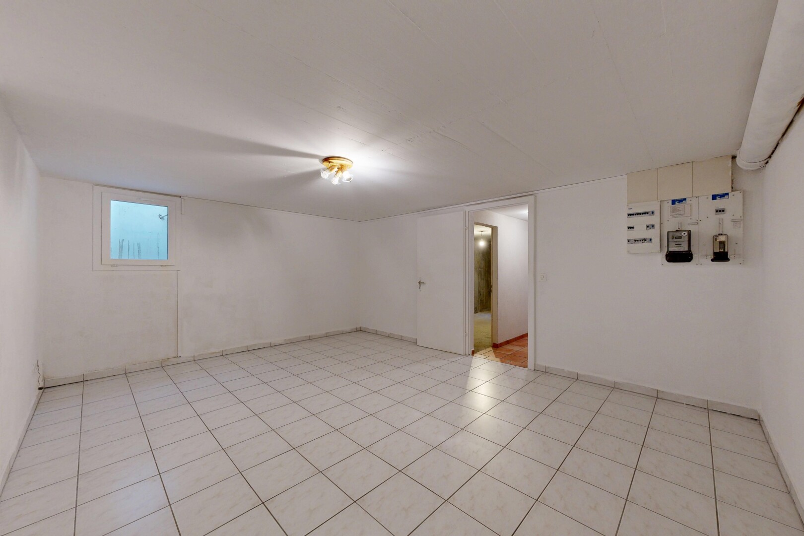 leerer raum mit niedrige decke, low ceiling, light floor, keller, und inside property