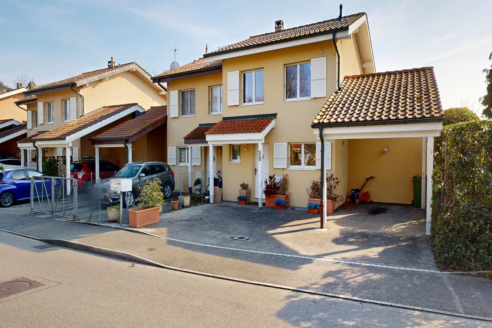außenansicht mit day time, property visible, stuckverkleidung, ziegeldach, und schornstein