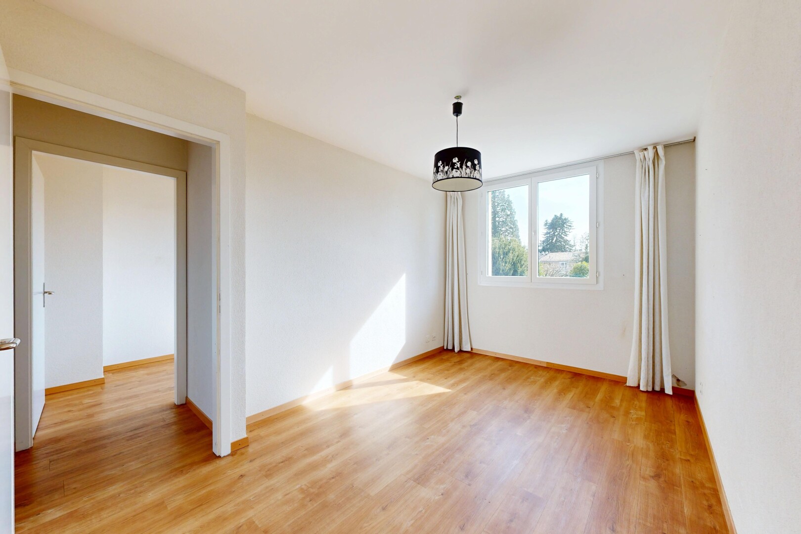 leerer raum mit holzfußboden, wood finish floor, gipskartonwand, drywall, und inside property