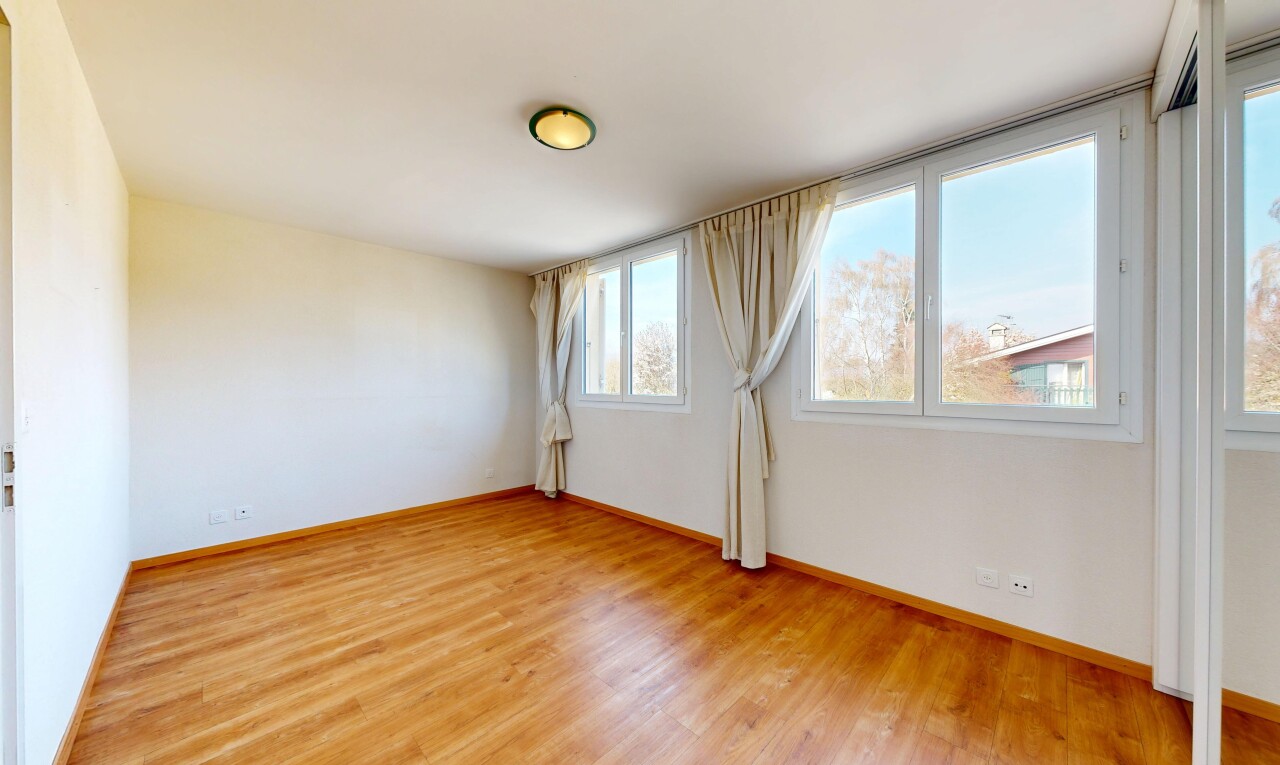 leerer raum mit holzfußboden, wood finish floor, natürliches licht, natural light, und gipskartonwand