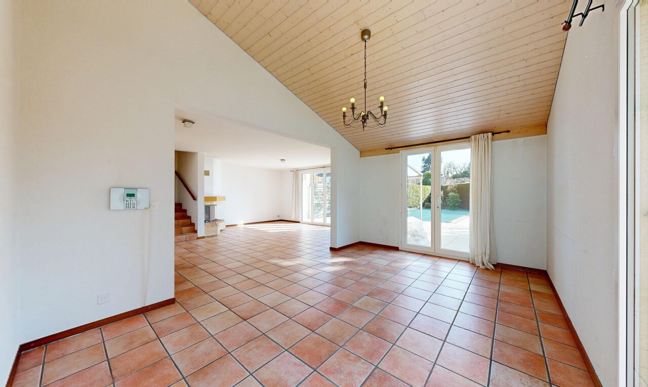 leerer raum mit inside property, hohe decke, high ceiling, bemerkenswerter kronleuchter, und light floor