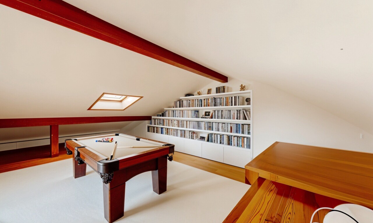 wohnzimmer mit teppich, carpet, dachschräge, vaulted ceiling, und wasserkocher