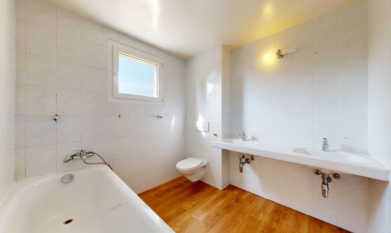 bad mit bad, komplettes badezimmer, holzfußboden, wood finish floor, und fliesenwand