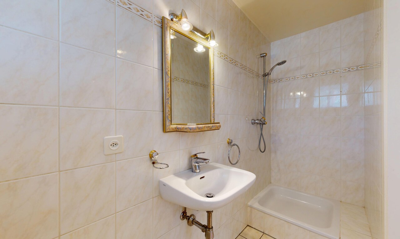 bad mit fliesenwand, tile wall, spiegel, dusche, und komplettes badezimmer