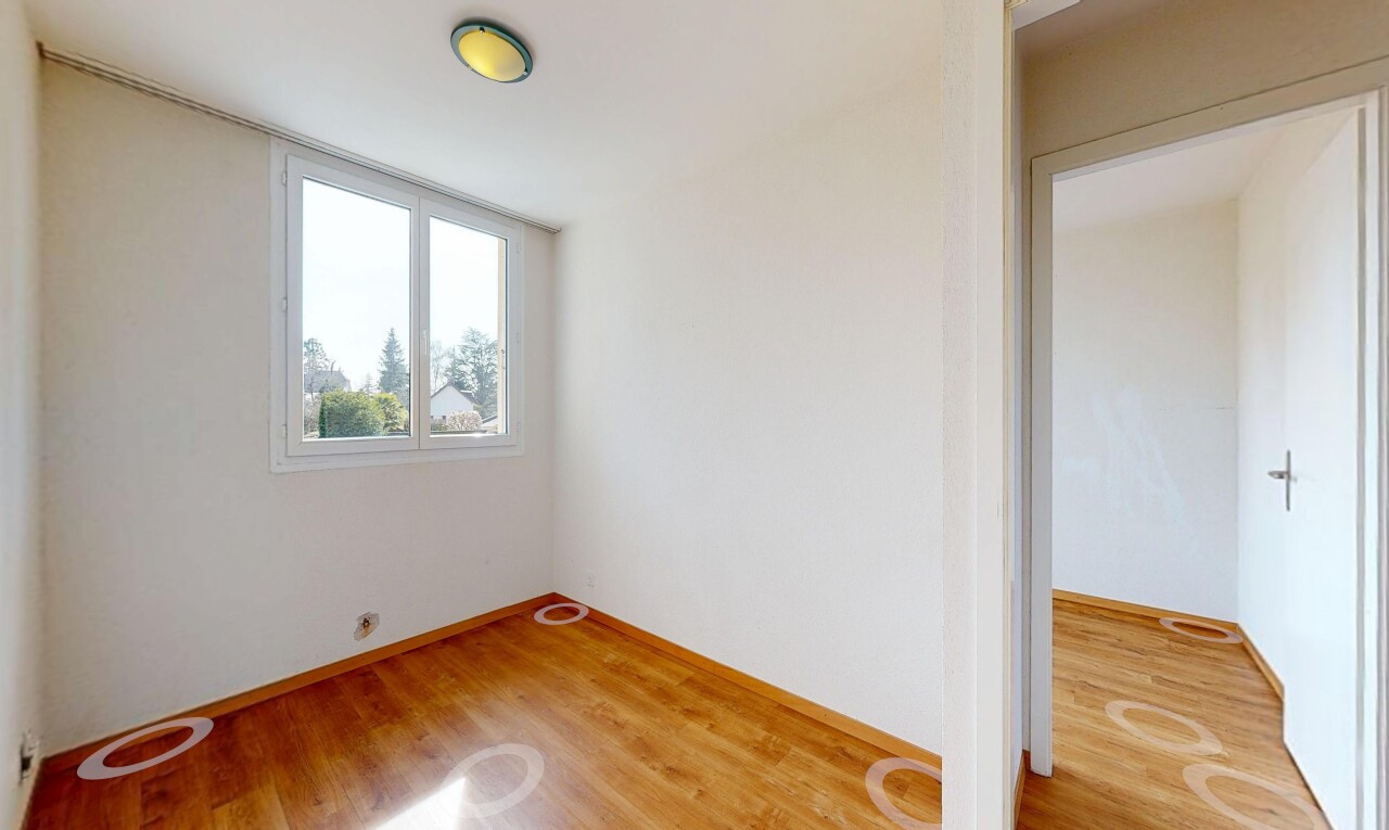 leerer raum mit holzfußboden, wood finish floor, gipskartonwand, drywall, und inside property