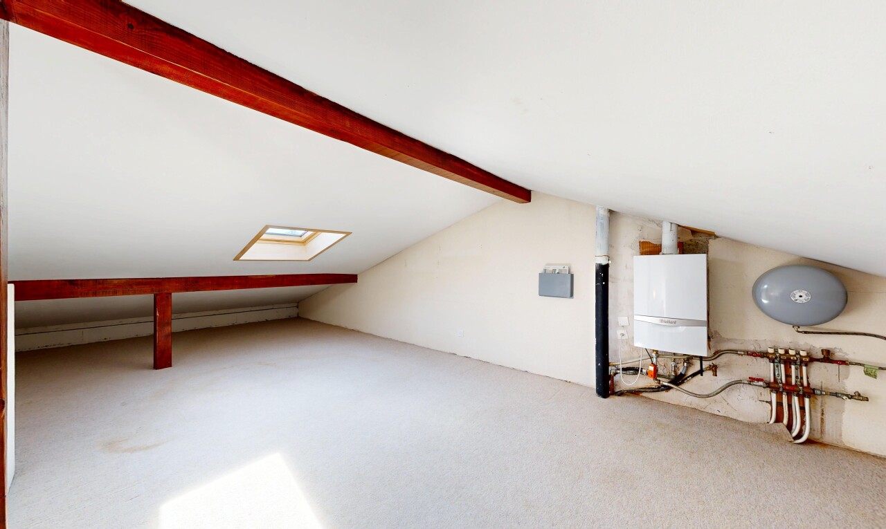 wohnzimmer mit teppich, carpet, dachschräge, vaulted ceiling, und wasserkocher