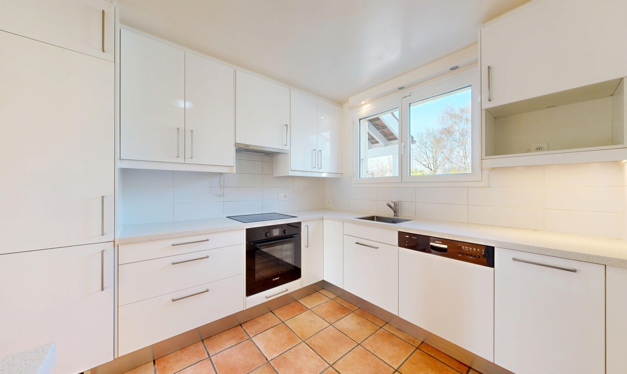 küche mit white cabinets, weiße schränke, light floor, light countertops, und arbeitsplatten