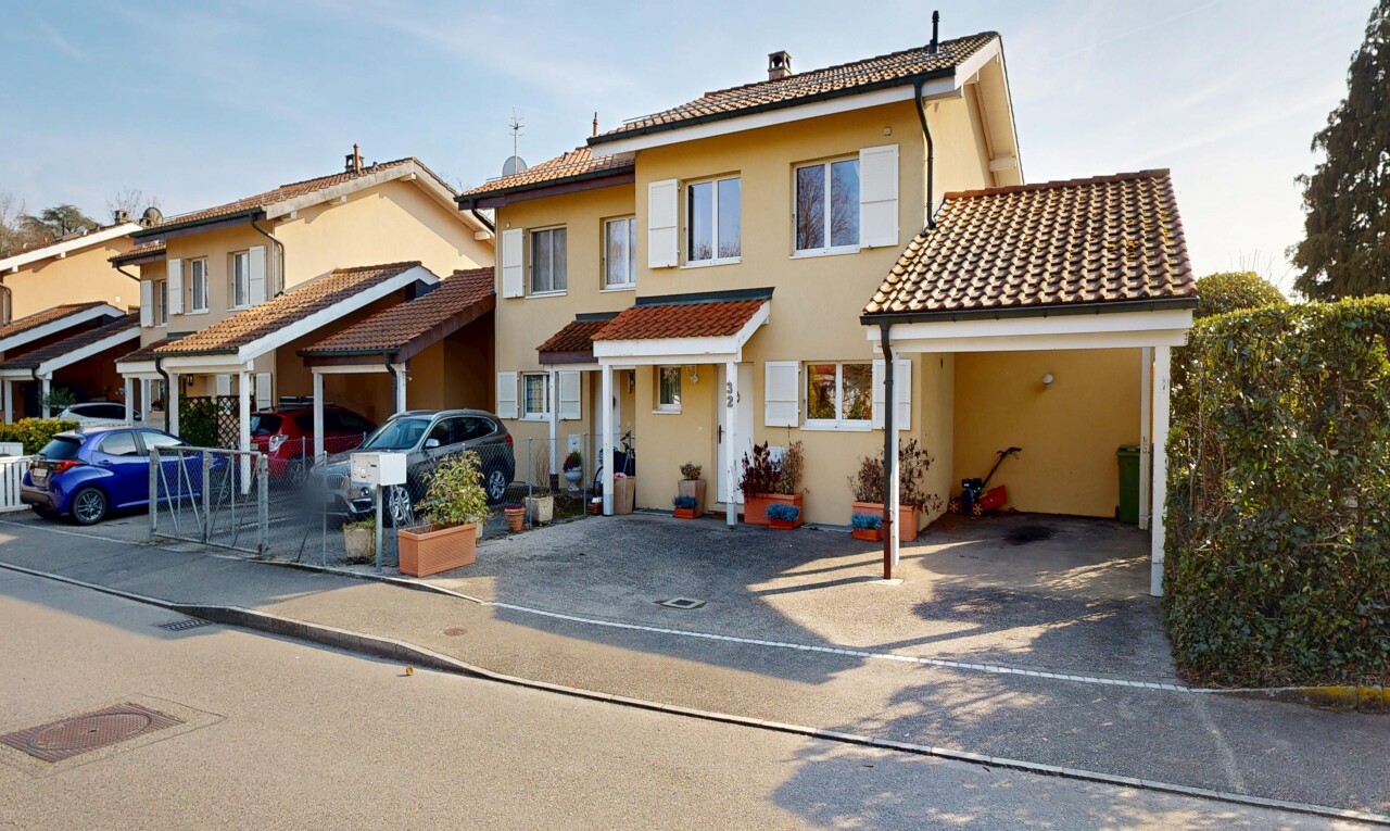 außenansicht mit day time, property visible, stuckverkleidung, ziegeldach, und schornstein