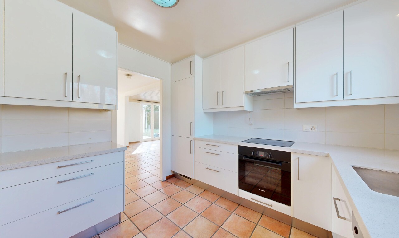 küche mit white cabinets, weiße schränke, ofen, light countertops, und light floor