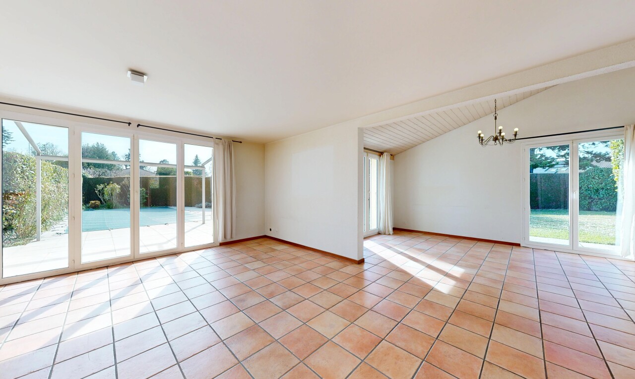 leerer raum mit inside property, gipskartonwand, drywall, natürliches licht, und natural light