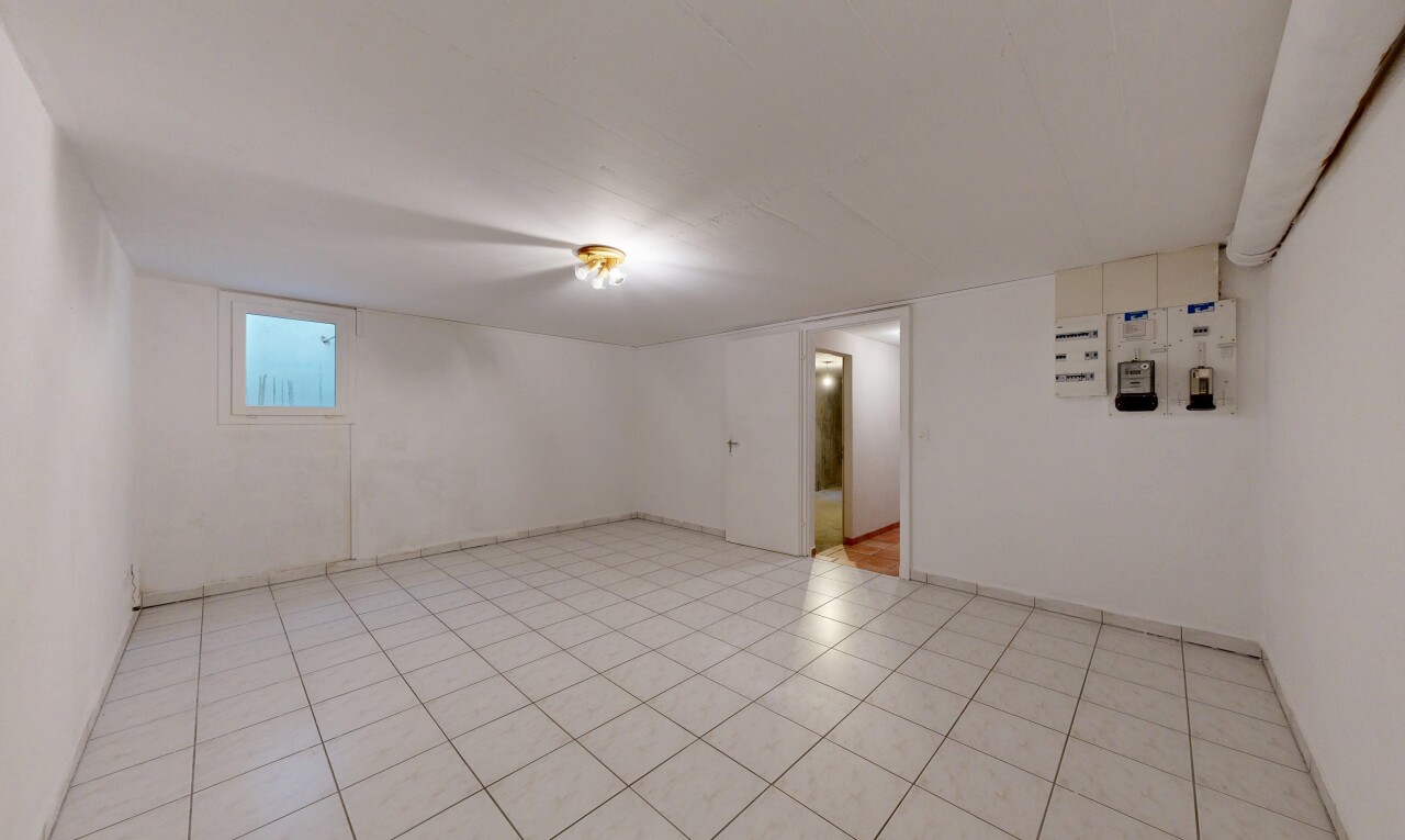 leerer raum mit niedrige decke, low ceiling, light floor, keller, und inside property