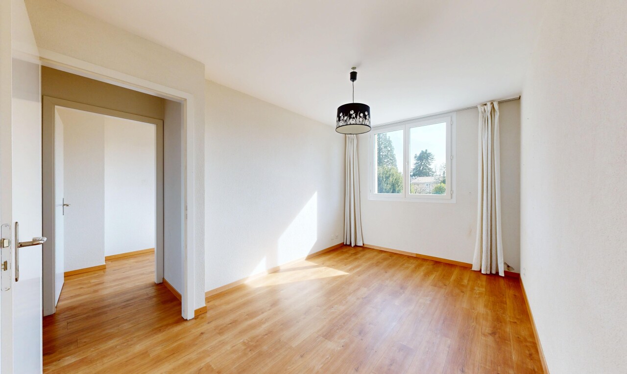 leerer raum mit holzfußboden, wood finish floor, gipskartonwand, drywall, und inside property