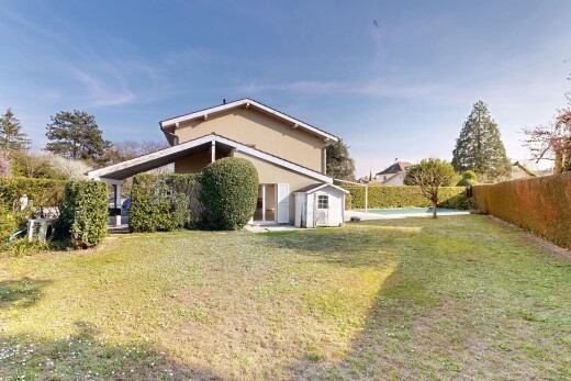 façade avec structure extérieure, from property, abri, pelouse, et clôture