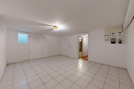 pièce vide avec plafond bas, low ceiling, light floor, sous-sol, et inside property