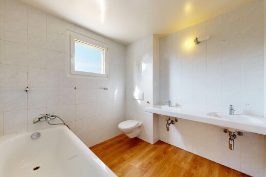 salle de bains avec bain, salle de bain complète, sol en finition bois, wood finish floor, et mur en carrelage