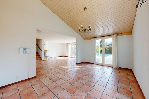 pièce vide avec inside property, plafond haut, high ceiling, lustre remarquable, et light floor