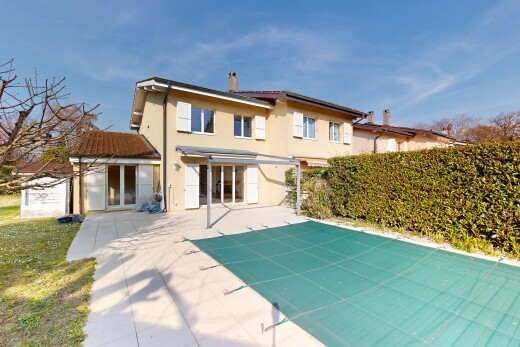 façade avec bardage en stuc, property visible, piscine, day time, et cheminée