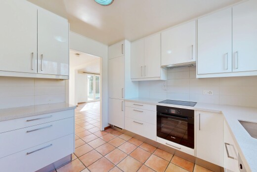 cuisine avec white cabinets, armoires blanches, four, light countertops, et light floor