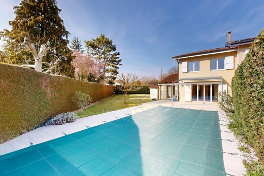 piscine avec from property, terrasse, piscine, clôture, et day time