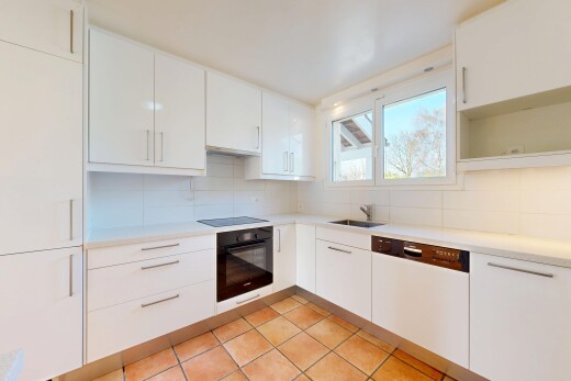 cuisine avec white cabinets, armoires blanches, light floor, light countertops, et plans de travail