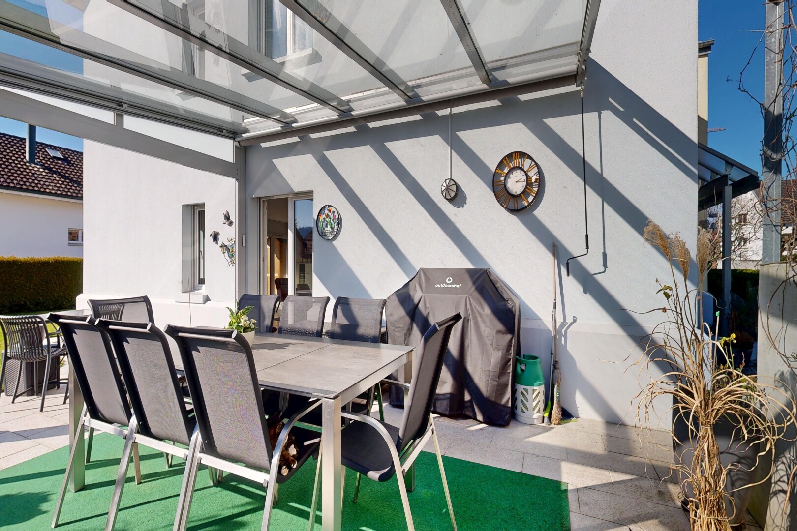 terrasse mit essbereich im freien, property visible, terrasse, day time, und pergola